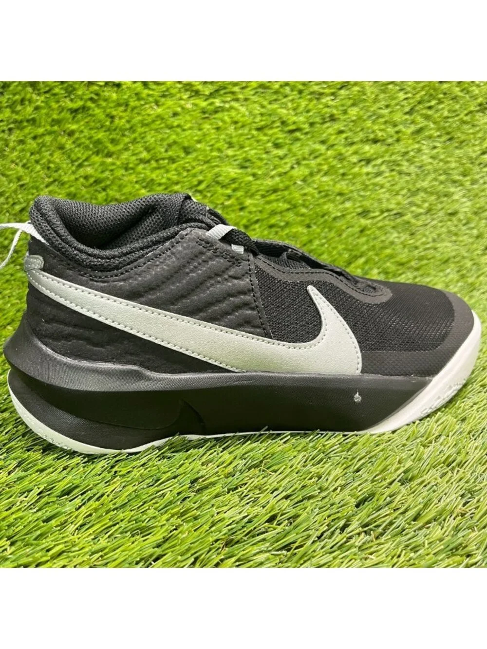 Nike Team Hustle D 10 Boys Size 4.5Y Black Athletic Basketball Shoes Sneakers